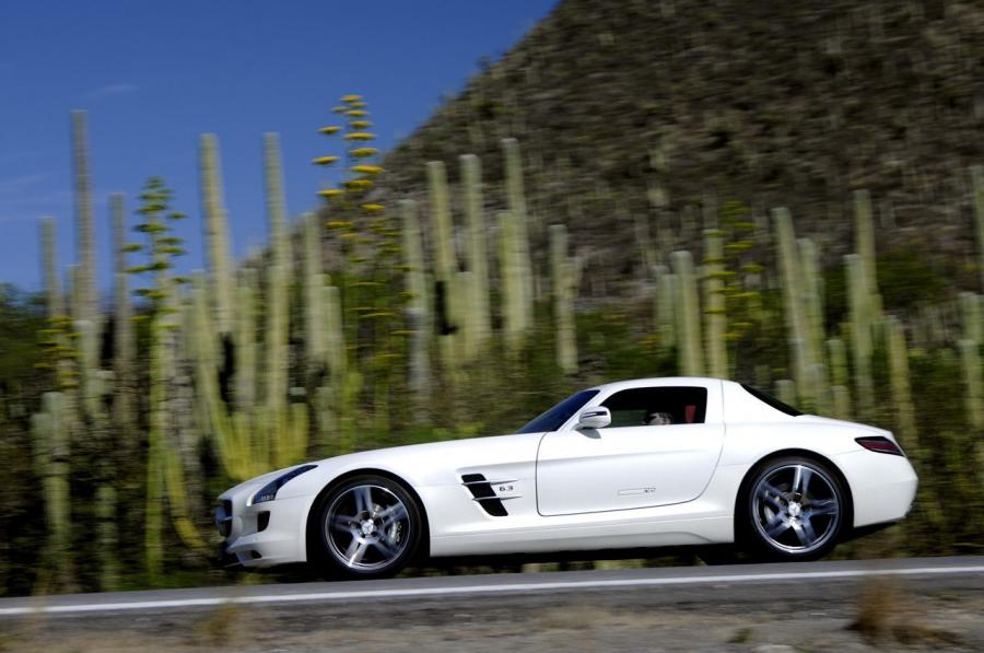  Mercedes-Benz SLS AMG White 2011 года  (фото 21 из 29)
